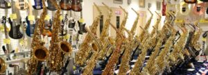 天理楽器 管楽器フェア サックスをはじめ管楽器が一堂に並ぶ会場の様子