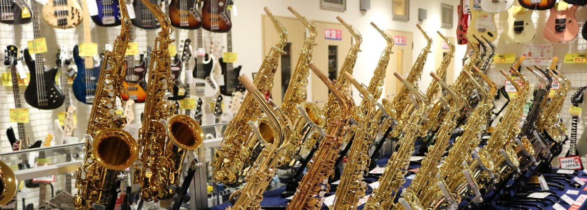 天理楽器 管楽器フェア サックスをはじめ管楽器が一堂に並ぶ会場の様子