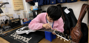 奈良店ギターメンテナンスの様子